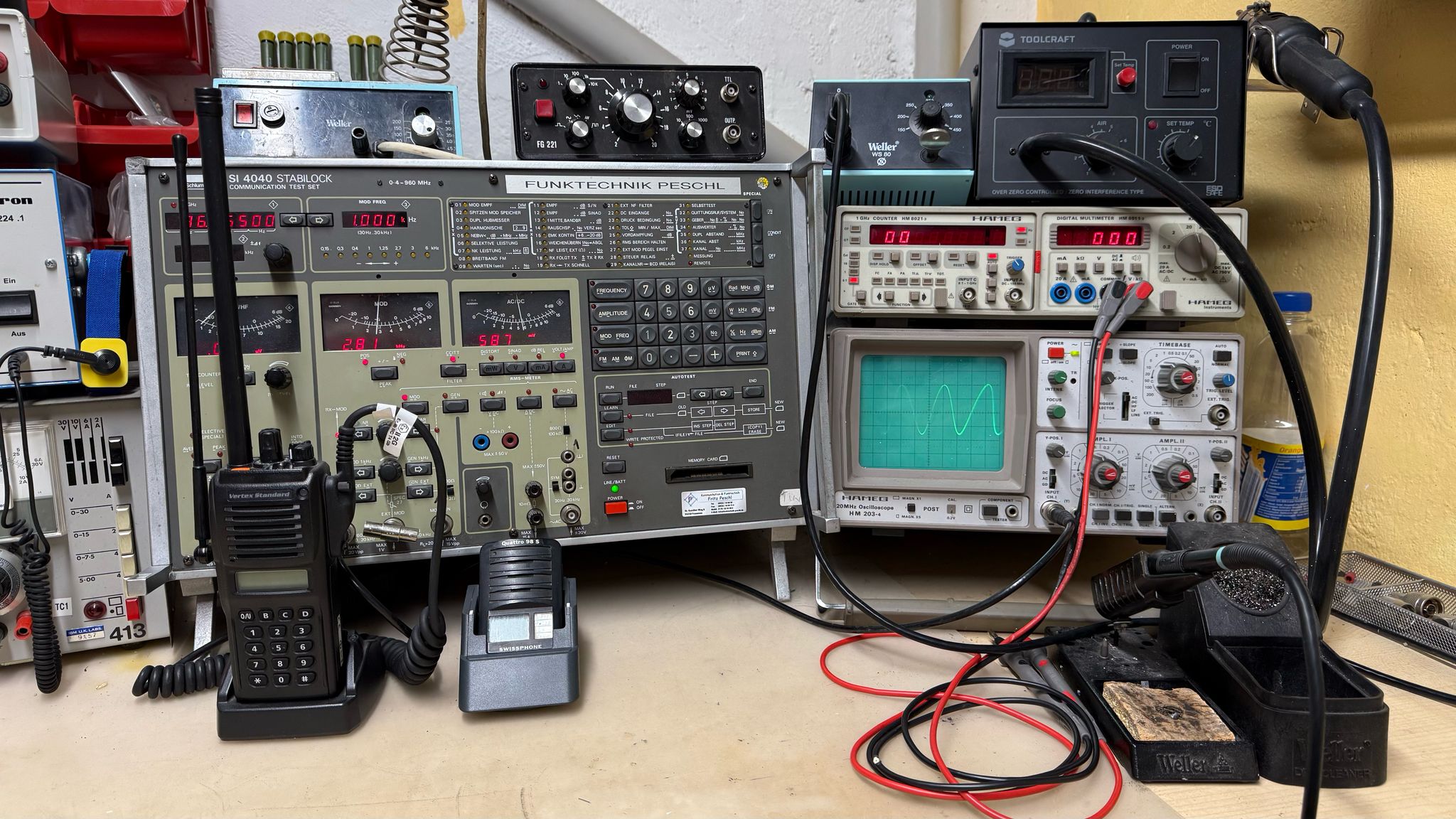 Funkgeräte und Messgeräte in der Werkstatt von Funktechnik Peschl